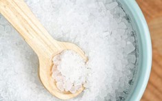 Vì sao nên để một đĩa muối cạnh cửa sổ mùa đông?