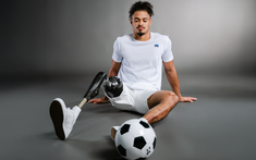 Cầu thủ phải cắt chân vì bệnh do não mô cầu