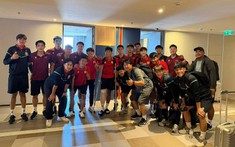 U22 Việt Nam ghi điểm tuyệt đối, tặng quà động viên cầu thủ Lào gãy chân tại SEA Games 33