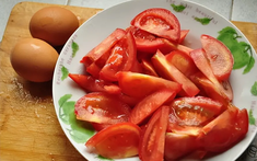 Người phụ nữ 50 tuổi ăn cà chua mỗi ngày, 1 năm sau kết quả khám sức khỏe gây bất ngờ