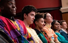 Xem Sex Education, bố tức tốc gọi tôi về nhà chỉ để nói một điều ông đã giấu suốt 15 năm