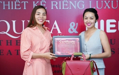 NTK Hà Lan tặng bộ túi thời trang thiết kế độc bản cho ca sĩ Amy Lê Anh