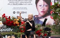 Phùng Khánh Linh nhận cúp "Đóa hồng nhạc Việt", công bố khởi động tour diễn toàn quốc