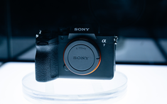 Sony giới thiệu Alpha 7 V: Thế hệ máy ảnh hybrid full-frame mới, cải tiến mạnh về AI, tốc độ và video 4K