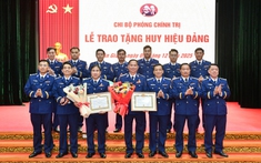 Đảng bộ Vùng Cảnh sát biển 4 trao huy hiệu 40 năm tuổi Đảng
