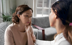 Đứng sau cánh cửa, nghe được 2 đứa con riêng của chồng nói chuyện mà tôi sốc đến mức ngã quỵ