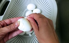 Trứng luộc dễ bóc vỏ “hơn ngàn lần” nếu được ngâm vào thứ này