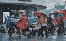 Bác bỏ thông tin dừng xe mặc áo mưa bị phạt 14 triệu đồng