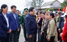 Thủ tướng kiểm tra việc xóa nhà tạm, nhà dột nát tại Quảng Ngãi