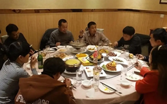 Bố chồng đi họp lớp mang về túi bóng đen, con dâu nhìn thấy 1 thứ bên trong thì giận tím mặt: "Sao bố làm thế?" 