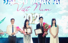 Diễn viên Hiền Mai trao giải Đại sứ nhân ái cho Lưu Thế Truyền và Nguyễn Lê Lâm Ngân