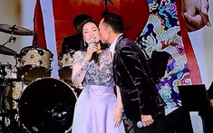 Một nam nghệ sĩ cưỡng hôn Hồng Đào ngay trên sân khấu: "Tôi mê mẩn Hồng Đào"