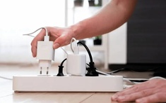 Thợ điện 20 năm kinh nghiệm mách bạn: rút phích cắm 4 thiết bị này có thể TIẾT KIỆM hàng triệu đồng mỗi tháng, đặc biệt hữu ích vào mùa hè để tránh “cháy ví”