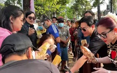 Vừa tuyên bố thẳng về từ thiện, Bình Tinh tới bệnh viện Chợ Rẫy làm điều này cùng cha nuôi Kim Tử Long
