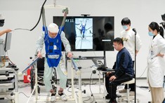 Trung Quốc phát triển công nghệ 3 trong 1 giúp người liệt đầu tiên đứng dậy đi lại được