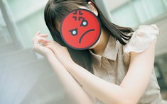 "Bắt tận tay" 1 nữ ca sĩ nổi tiếng lập nick ảo đăng ảnh chụp lén, nói xấu sau lưng các "chị em"