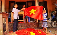 Yêu cầu khắt khe khi thêu cờ Tổ quốc ở làng nghề 400 tuổi