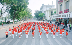 Hơn 200 trái tim "cháy" rực rỡ tại Hồ Gươm: Flashmob "Máu Đỏ Da Vàng" khiến phố đi bộ bùng nổ cảm xúc