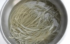 Ngâm miến nước lạnh hay nước nóng tốt hơn? Thêm 1 thứ vào nước rồi ngâm, chỉ 10 phút miến nở mềm, ngon hết chê