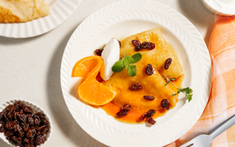 Đổi vị kỳ nghỉ với crepe cam vàng và nho khô béo ngon lạ miệng