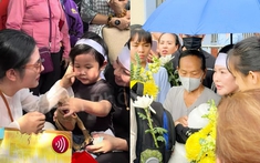 Vợ Quý Bình ra biển rải tro cốt chồng, xuất hiện một nữ nghệ sĩ được con trai anh gọi là "má"