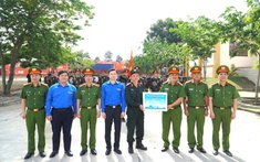 Anh Nguyễn Minh Triết thăm hỏi, tặng quà lực lượng tham gia lễ diễu binh kỷ niệm 50 năm Giải phóng miền Nam