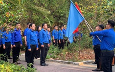 Hơn 4.000 cán bộ, hội viên, thanh niên tham gia Lễ chào cờ “Tôi yêu Tổ quốc tôi” chào mừng kỷ niệm 50 năm Ngày Giải phóng miền Nam, thống nhất đất nước