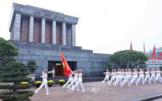Chùm ảnh: Lễ chào cờ đặc biệt chào mừng 50 năm thống nhất đất nước tại Quảng trường Ba Đình