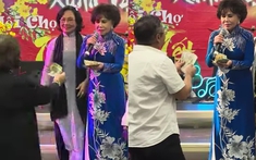 Danh ca Thanh Tuyền được khán giả đưa tiền cầm đầy tay: “Để tôi cầm tiền cho sướng chút xíu”