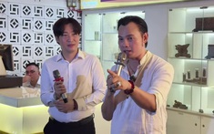 Nam NSƯT mở tiệc tại TP.HCM rồi bay về Mỹ gấp: "Con khóc, tôi chịu không nổi"