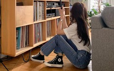 Em chồng luôn mồm than nghèo kể khổ nhưng nhất quyết không chịu đi làm, xin việc ở đâu cũng về khóc lóc với mẹ vất vả quá không chịu nổi