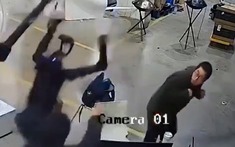 Video gây sốc: Robot hình người bất ngờ “nổi điên” trong nhà máy, vung tay loạn xạ khiến công nhân tháo chạy