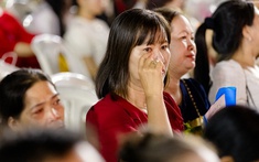 Xúc động khoảnh khắc sinh viên tri ân mẹ trong lễ tốt nghiệp