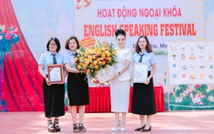 Ban Tổ chức "Siêu mẫu nhí toàn năng" tri ân nhà trường có học sinh đoạt giải cao