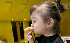 Trong bữa cơm, bố mẹ đừng nên nói những lời này nếu không muốn trẻ bị ám ảnh tâm lý suốt đời