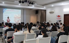 Sôi nổi lớp học tiền sản cuối tuần tại Bệnh viện Phụ sản MêKông: Cùng học cách massage tay cho trẻ