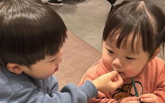 Khi nhà có thêm em nhỏ, người lớn tuyệt đối tránh nói với con lớn 7 câu "đại kỵ" này