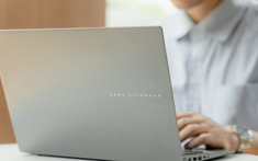 Freelancer “tự do - tự lo” và nỗi khổ phải “mang cả cái văn phòng” đi khắp nơi