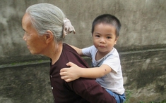 Con gái 8 tuổi nhưng chị chồng vẫn bắt mẹ phải chăm cóc, tôi nhờ bà trông con hộ nửa năm đợi bé đủ cứng cáp đi trẻ thì chị nhảy dựng lên không cho