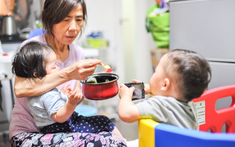 "Đợi mẹ nghỉ hưu xong mới đẻ còn tiện nhờ vả": Bố mẹ đến tuổi thảnh thơi nhưng vẫn phải hăng say lao động trong vai trò bảo mẫu