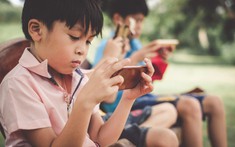 Lời cảnh báo từ giáo sư ĐH top đầu: Đừng vội cho con dùng điện thoại nếu muốn con thành công và hạnh phúc!