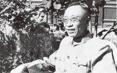 Thăm lại Cố cung, Phổ Nghi chỉ vào chiếc bình hoa và nói một câu kỳ lạ, mọi người xung quanh ngay lập tức hoảng sợ