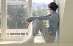 Cứ đến tối là bố chồng vào phòng vợ chồng tôi xem phim kiếm hiệp đến khuya, con cái nhiều lần nói khéo nhưng ông nhất quyết không thay đổi