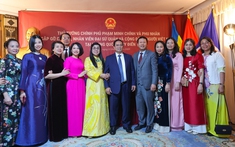 Thủ tướng gặp gỡ kiều bào tại Thụy Điển: 'Tự lo được cho mình cũng là yêu nước'