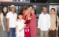 Mẹ á vương Vũ Linh bật khóc hi88. com sân bay