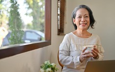 63 tuổi, cho con gái, con rể 1 tỷ đồng mua nhà, 363 triệu mua xe, chăm cháu 5 năm, tôi chua xót nhận ra: Con rể vẫn chỉ là “người ngoài”!