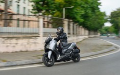 Tay ga đường dài Yamaha XMAX 300 - Lựa chọn thực tế cho người sống xa trung tâm