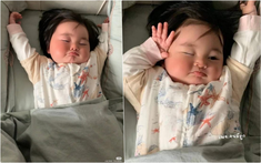 Bật điều hòa thì sợ con lạnh, đắp chăn lại sợ con nóng: Dấu hiệu nào để nhận biết trẻ bị nóng khi đang ngủ