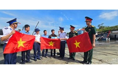 Bộ Tư lệnh Vùng Cảnh sát biển 2 thăm tặng quà nhân dân huyện đảo Lý Sơn