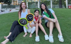 Phạm Quỳnh Anh khoe khoảnh khắc đời thường giản dị bên 3 "bình rượu mơ", nhưng chiều cao của chị cả Tuệ Lâm mới là điều khiến hội các mẹ quan tâm